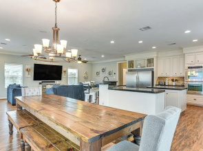 Steps to Surfside Beach: Large Group Gulf Retreat