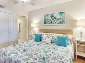 Poolside Fun & Ocean Strolls: Harbor Island Haven!
