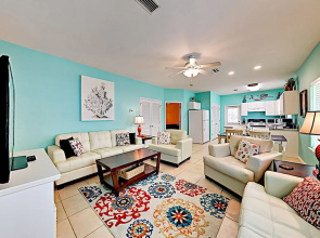Natures Haven - Updated W/ Pool & Lake 3 Bedroom Condo