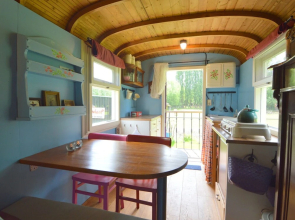 Gypsy Caravan in Weideblick With Farm Animals