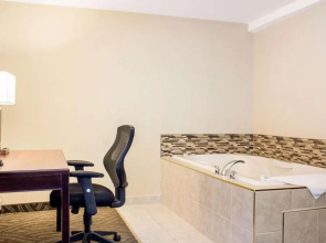 Econo Lodge & Suites
