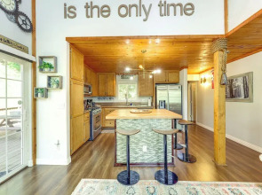 Remodeled Crestline Retreat: Walk to Lake Gregory!