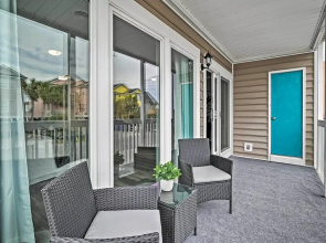 Couples Retreat w/ Balcony in Surfside Beach!