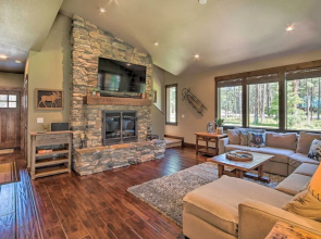 Modern-rustic Ronald Getaway: Hot Tub, Grill!