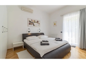 Apartment With Terrace And Shared Pool In Medulin For 4 People Seafront