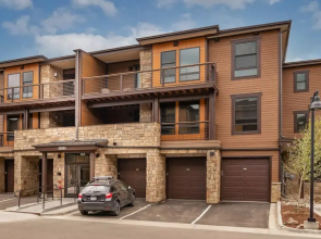 Mountain-view Townhouse With Cozy Fireplace