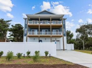 Never Lost 4 Bedroom Home by RedAwning