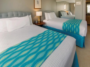 Waikiki Banyan - Pool View Tower 1 Suite 911