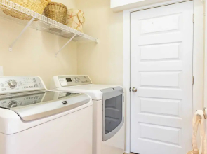 Emerald Gem by Avantstay Pool Access, 3mins to Beach!