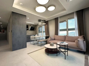 Y COLLECTION by UH FLAT OSIRIA