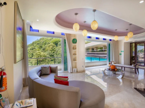 Fully Staffed, Beach Frontage Luxury Villa