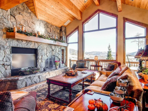 Three Peaks Mountain Lodge 5 Bedroom Home by RedAwning