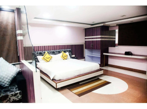 Vista Rooms At M.P Nagar
