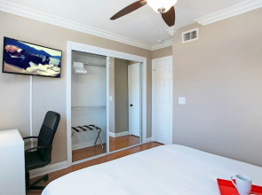Costa Mesa/Newport - Fast WiFI - Work Stations - Free Parking - Self Check In! (CM-1)