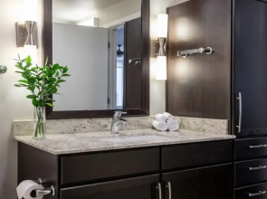 Bold CozySuites w/pool, gym, roof #10