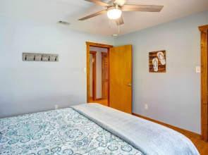 Cedar Creek Lakefront Vacation Rental w/ Pool