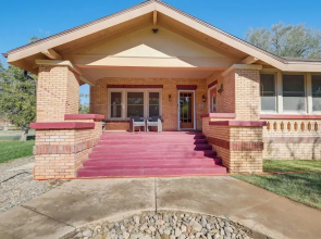 Walk to Main Street: Charming Roswell Home!
