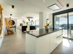 Large Boho Chic Apartment with Sea View and Spa at Oasis325 Estepona