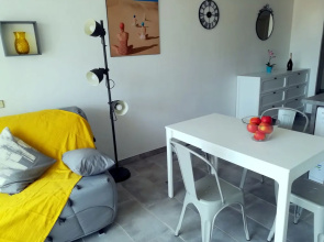 2P Vieil Antibes balcon sur la Marina