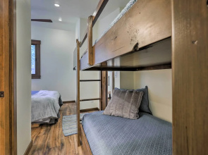 Walk to Ski Shuttle: Truckee Condo w/ Hot Tub