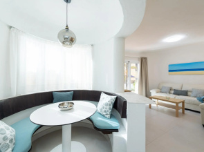 Cute apartment next to beach. P27 Swimming pool