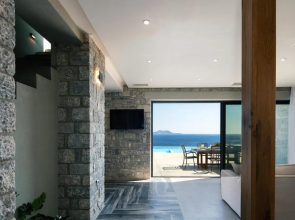 Seafront elegant villa, with infinity pool & devine views!