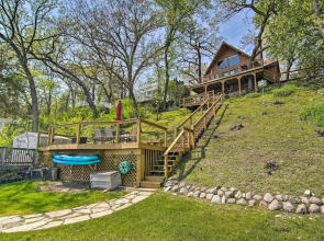 Serene Lakefront Escape: Boat Dock & Grill!