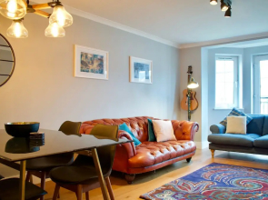 Large 2 Bedroom Flat in Leith With Free Parking