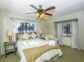 88 Acres Cottage in Big Bear w HotTub