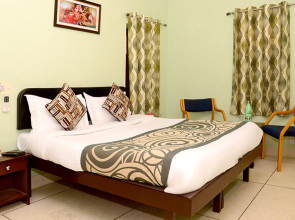 Collection O 4255 Day Night Guest House and Restaurant