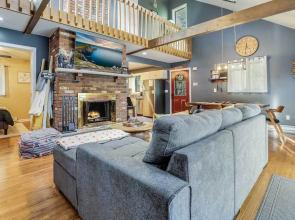 Hot Tub, Fire Pit & Barrel Sauna: Poconos Abode