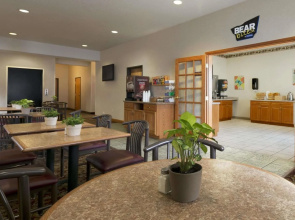 Travelodge & Suites by Wyndham Fargo/Moorhead