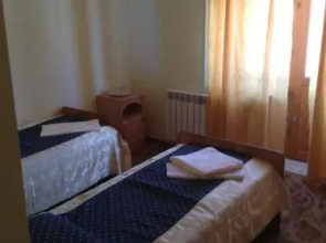 Domik U Dedushki Guest House