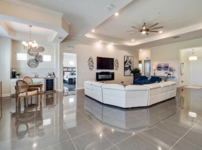 Chic Ultra Modern Near Disney! 4 Bedroom Condo