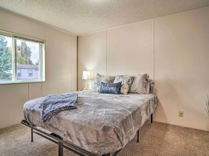 Charming Grants Pass Home w/ Large Backyard!