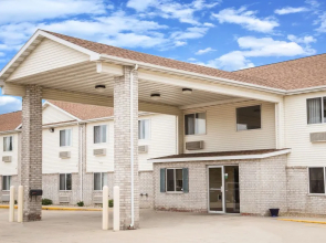 Days Inn By Wyndham Evansdale Waterloo