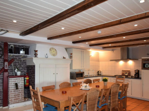 Quaint Farmhouse near River in Oosterwijk