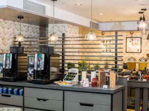 Отель Leonardo Hotel Barcelona Gran Via