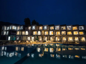 Parotia Waterhouse Hotel