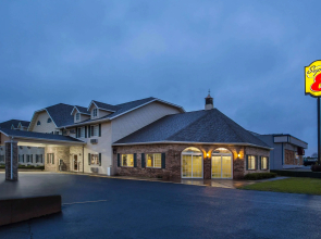 Super 8 by Wyndham Reedsburg