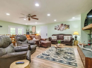 Cotter Home w/ Deck ~ 1 Mi to Big Spring Park!