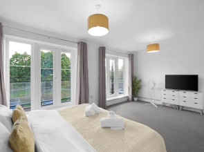 Spacious 6 Bedroom House in Denton Way