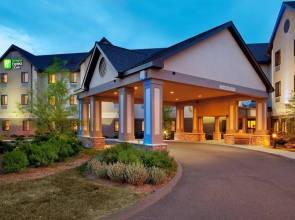 Holiday Inn Express & Suites Bradley Airport by IHG