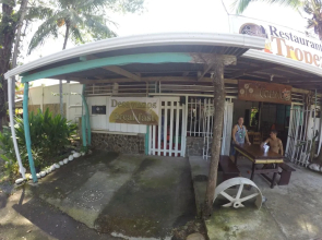 Esterillos Beach House Hostal