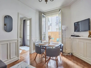 Superb Eiffel Tower Terrace Apartment