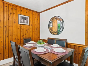 The Gingerbread House: 4 BR chalet, w/ Sunroom/Deck, sleeps 12, modern amenities