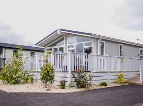 Lodge Sleeps 6 With Private Hot Tub