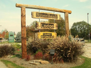 Riverbank Lodge