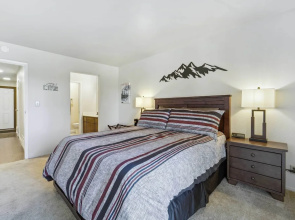 10 Mi to Palisades Tahoe! Condo w/ Game Room
