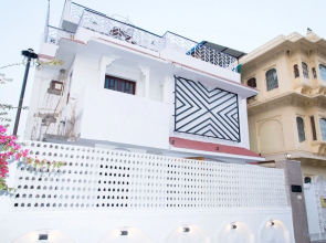 OYO 11431 Home Artistic Stay Forum Celebration Mall